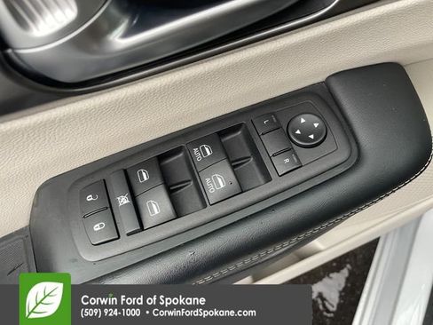 Used 2024 Chrysler Pacifica Touring-L image 25