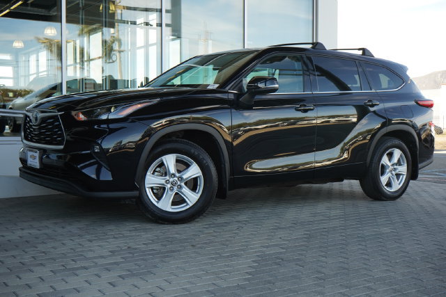 Used 2022 Toyota Highlander LE AWD/4WD image 3