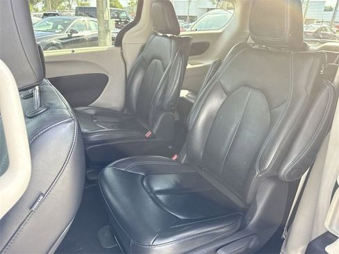 Used 2021 Chrysler Pacifica Touring-L image 22