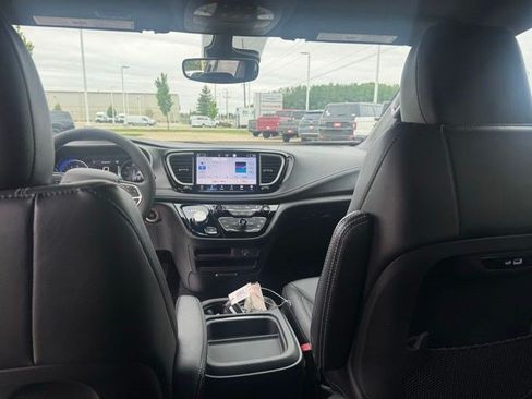 New 2027 Chrysler Pacifica Select FWD image 30