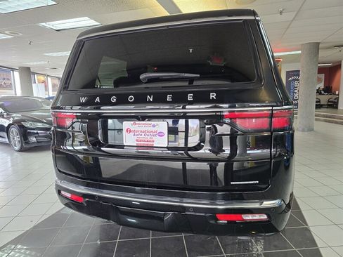 Used 2024 Jeep Wagoneer Series II w/ Flexible Seating Group image 5