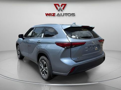 Used 2021 Toyota Highlander XLE AWD/4WD image 3