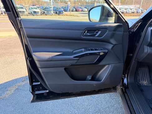 Used 2025 Nissan Pathfinder SV image 25