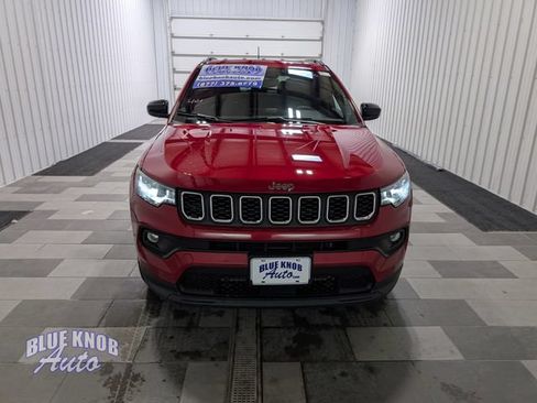 Used 2025 Jeep Compass Latitude AWD/4WD image 6