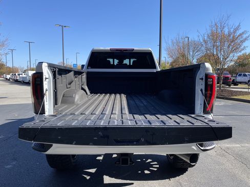 Used 2024 GMC Sierra 2500 AT4 w/ AT4 Premium Plus Package image 12