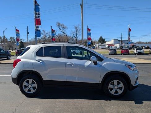 Used 2022 Chevrolet Trax LT w/ LT Convenience Package image 6