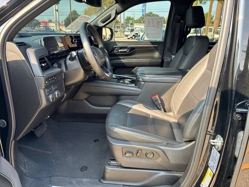 Used 2025 Chevrolet Suburban Z71 AWD/4WD image 21