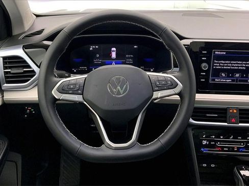 Used 2025 Volkswagen Taos SE w/ Panoramic Sunroof Package image 5