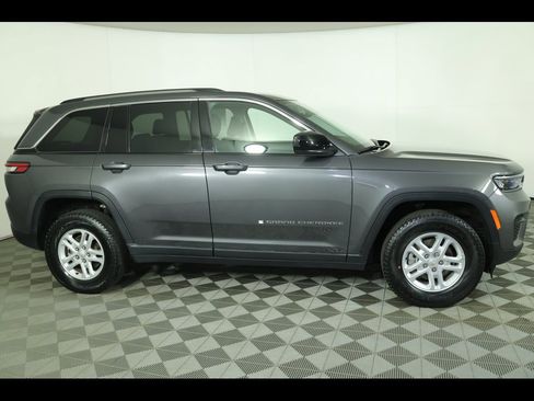 Used 2023 Jeep Grand Cherokee Laredo image 5