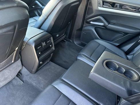 Used 2024 Porsche Cayenne AWD/4WD image 14