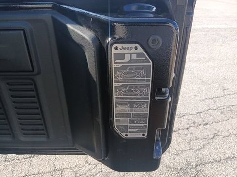Used 2024 Jeep Wrangler Unlimited Sport AWD/4WD image 11