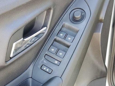 Used 2018 Chevrolet Trax LT w/ LT Convenience Package FWD image 9