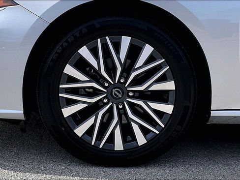 Used 2024 Nissan Altima 2.5 SV FWD image 9