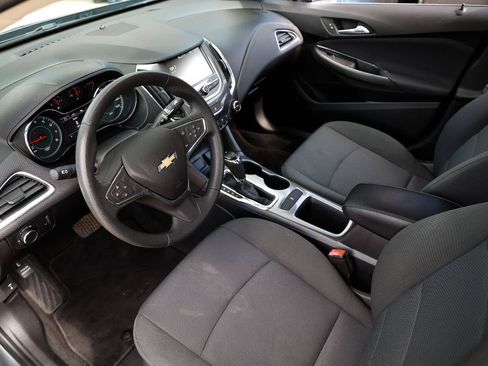 Used 2018 Chevrolet Cruze LT w/ Convenience Package FWD image 6