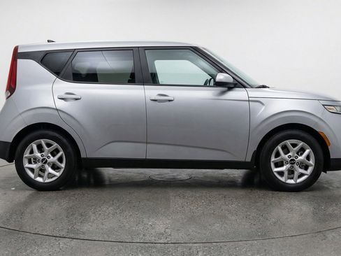 Used 2025 Kia Soul LX w/ LX Technology Package FWD image 8