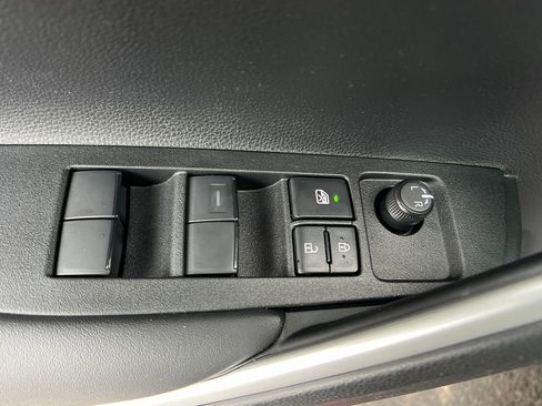 Used 2026 Toyota Corolla Cross L image 12