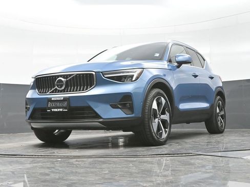 Used 2025 Volvo XC40 B5 Plus image 17