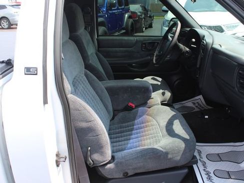 Used 2000 Chevrolet S10 Pickup Xtreme w/ Preferred Equipment Group RWD image 25