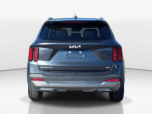 Used 2024 Kia Sorento S image 6