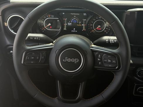 Used 2025 Jeep Gladiator Mojave AWD/4WD image 15