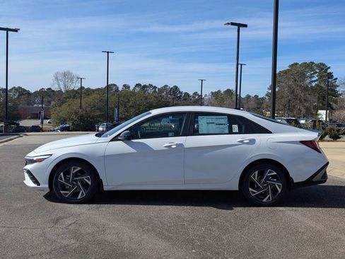 Used 2025 Hyundai Elantra Sport image 5
