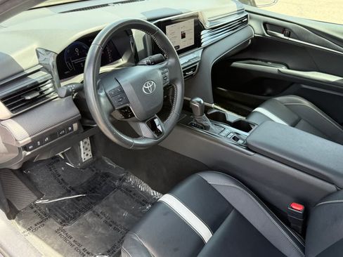Used 2025 Toyota Camry SE FWD image 11