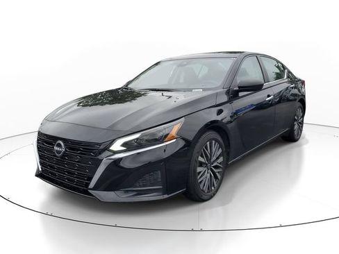Used 2024 Nissan Altima 2.5 SV FWD image 3