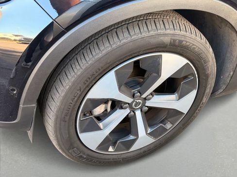 Used 2024 Volvo XC40 B5 Plus image 5