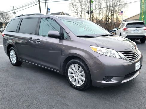 Used 2017 Toyota Sienna LE image 3
