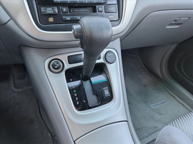 Used 2005 Toyota Highlander 4WD V6 w/ 3rd Row image 10