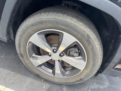 Used 2019 Jeep Cherokee Limited AWD/4WD image 5