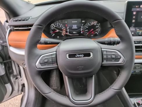 Used 2025 Jeep Compass Limited image 23