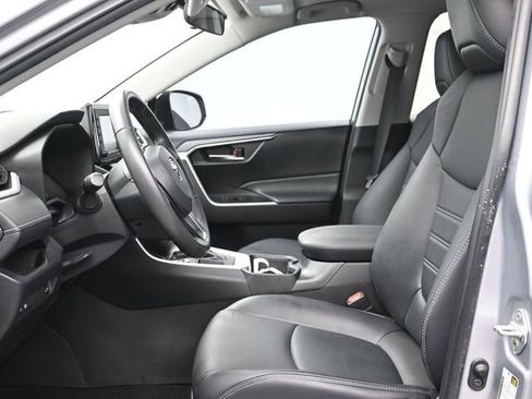 Used 2022 Toyota RAV4 XLE Premium image 9