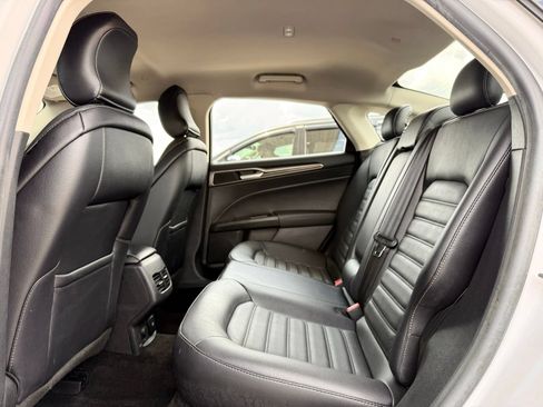 Used 2018 Ford Fusion SE w/ Equipment Group 602A FWD image 16