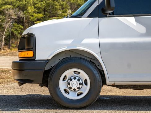 Used 2016 Chevrolet Express 3500 Extended image 9