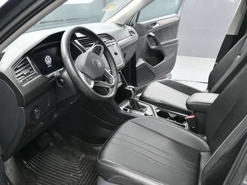 Used 2022 Volkswagen Tiguan SE w/ Panoramic Sunroof Package AWD/4WD image 17