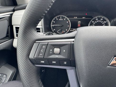 New 2025 Mitsubishi Outlander SE image 16