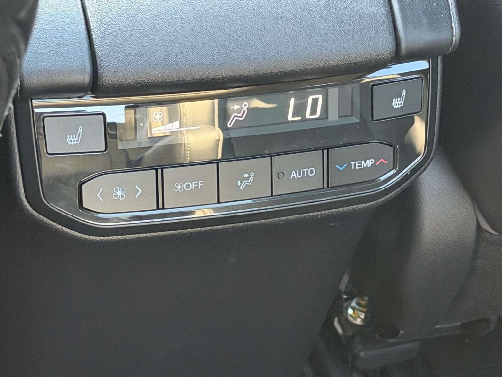Used 2023 Toyota Highlander Platinum FWD image 32