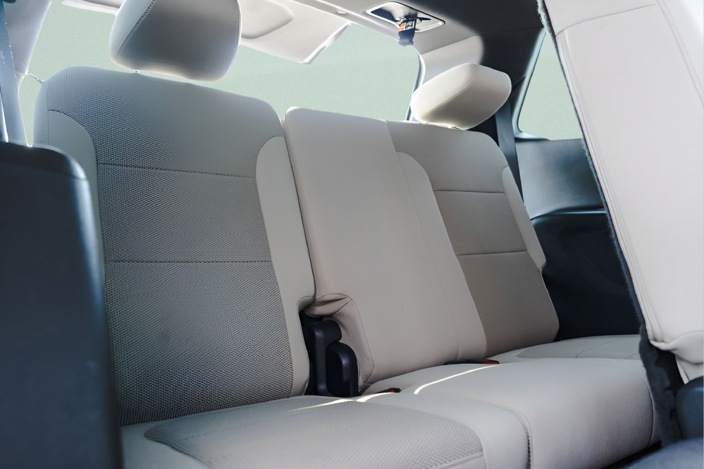 Used 2023 Chevrolet Traverse LS FWD image 9