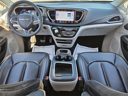 Used 2023 Chrysler Pacifica Touring-L image 11