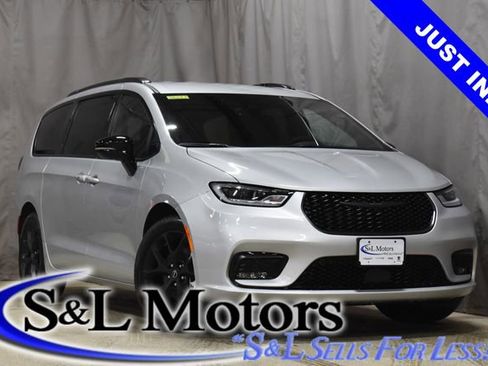 New 2026 Chrysler Pacifica Select w/ S Appearance Package image 1