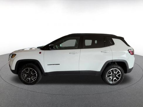 Used 2025 Jeep Compass Trailhawk AWD/4WD image 7