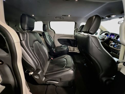 Used 2022 Chrysler Pacifica Touring-L FWD image 19