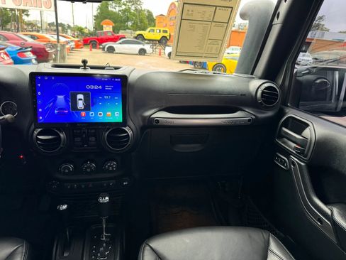 Used 2018 Jeep Wrangler Unlimited Sahara AWD/4WD image 34