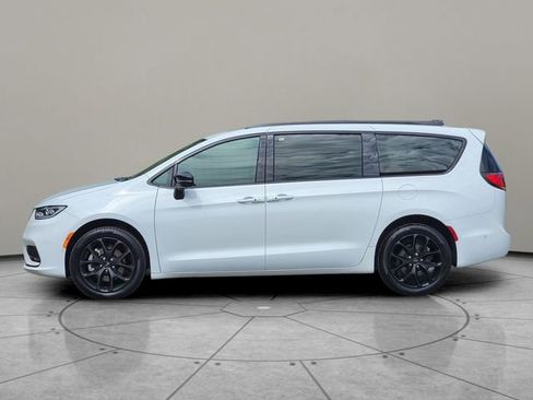 Certified 2023 Chrysler Pacifica Limited w/ S Appearance Package AWD/4WD image 9