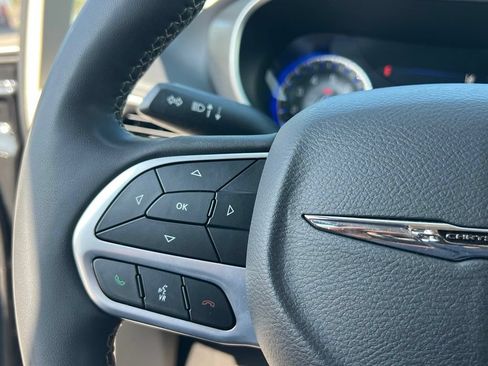 Used 2023 Chrysler Pacifica Touring-L FWD image 19