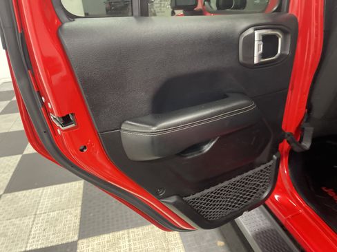 Used 2019 Jeep Wrangler Unlimited Sahara image 15