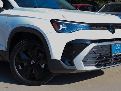 Certified 2025 Volkswagen Taos SE image 2