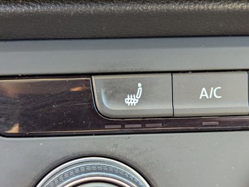 Used 2022 Volkswagen Taos SE w/ Panoramic Sunroof Package image 24