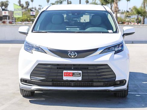 New 2026 Toyota Sienna LE image 3